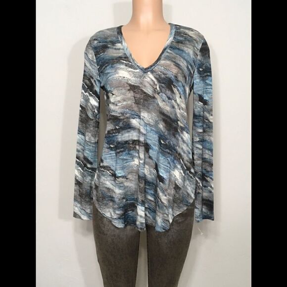 New. Watercolor v-neck top. - Picture 1 of 6